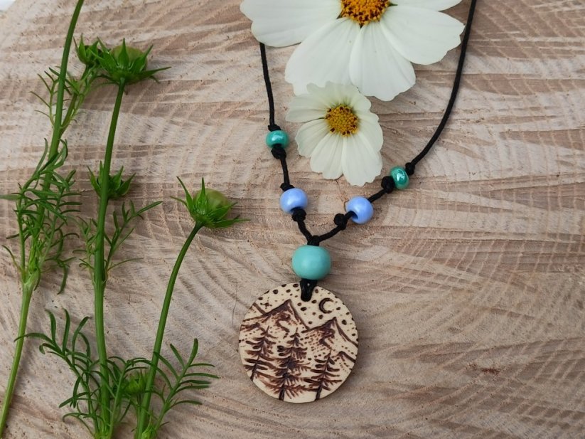 DŘEVĚNÝ PŘÍVĚSEK HORY