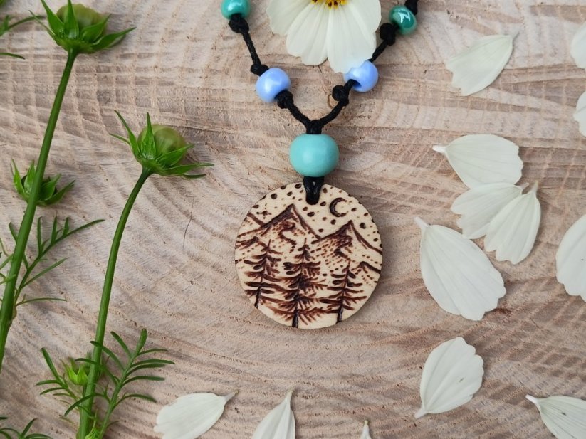 DŘEVĚNÝ PŘÍVĚSEK HORY