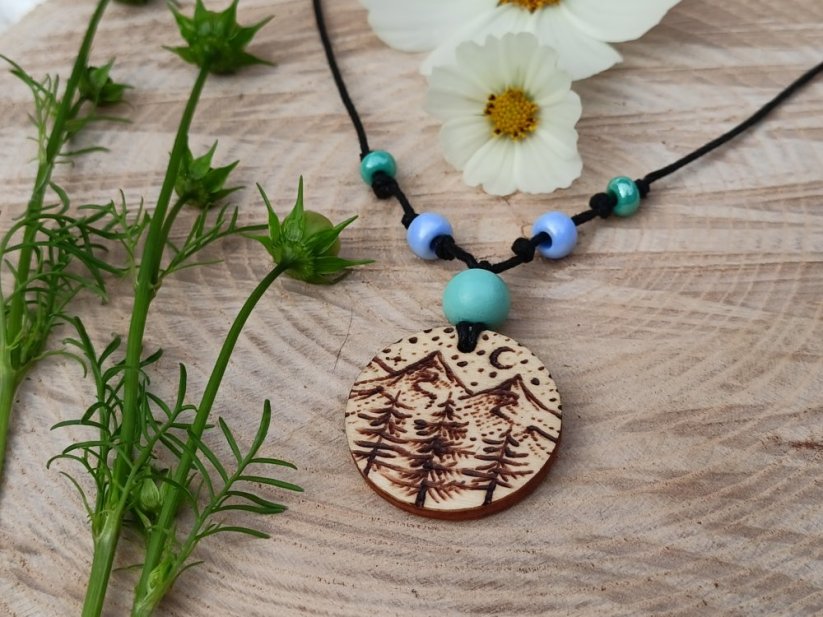 DŘEVĚNÝ PŘÍVĚSEK HORY