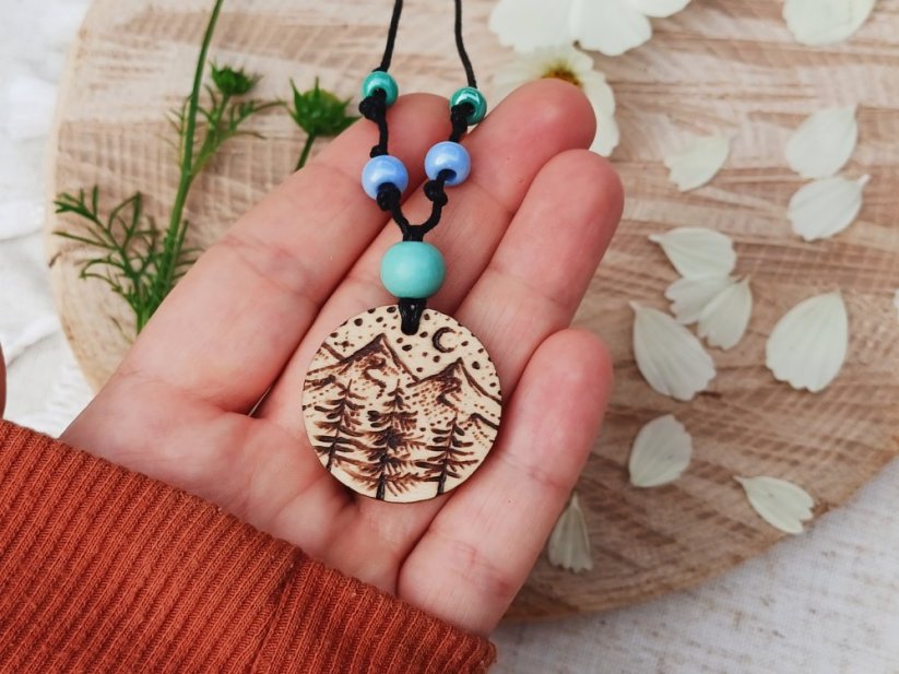 DŘEVĚNÝ PŘÍVĚSEK HORY