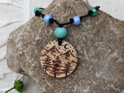 DŘEVĚNÝ PŘÍVĚSEK HORY